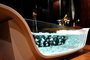L'Escale Royale : jacuzzi and terrace on the water
